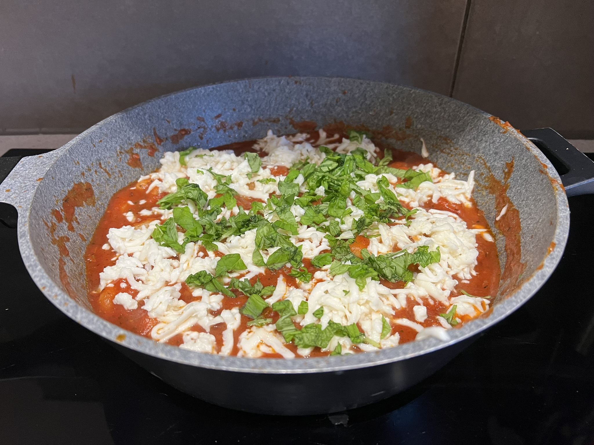 Gnocchi z mozzarellą i sosem pomidorowym